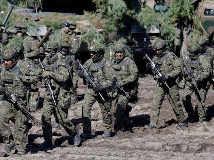 القوات البولندية والأميركية تشارك في تدريب عسكري في نوا ديبا - 8 أبريل 2022 - REUTERS