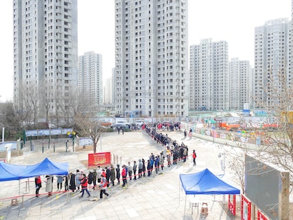 أشخاص يصطفون لإجراء اختبار الكشف عن فيروس كورونا في تيانجين - الصين - 9 يناير 2022 - via REUTERS