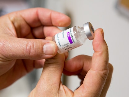 قارورة تحتوى جرعة من لقاح "أسترازينيكا" المضاد لفيروس كورونا - AFP