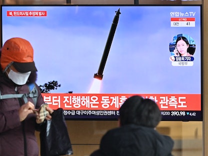 أشخاص يشاهدون بثاً تلفزيونياً عن التجربة الصاروخية الكورية الشمالية، في محطة قطار بسيول - 5 يناير 2022  - AFP