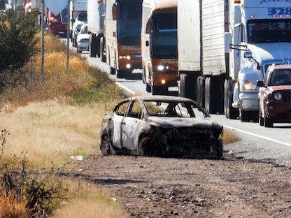 سيارة محترقة جراء هجوم شنه مسلحون خلال محاولة لمساعدة سجناء على الفرار من سجن في مدينة  ساكاتيكاس بالمكسيك. 5 ديسمبر 2022 - REUTERS