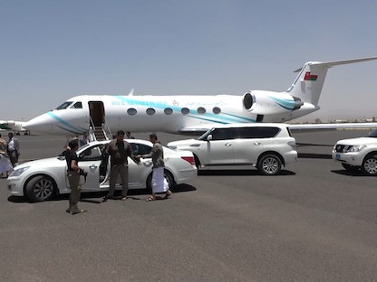 لحظة وصول القياديين الحوثيين برفقة مسؤولين عمانيين إلى العاصمة اليمنية صنعاء - 5 يونيو 2021 