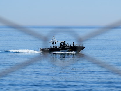  ضباط الشرطة الإسبانية على متن قارب ينقذون المهاجرين الذين حاولوا عبور الحدود الإسبانية المغربية، 19 مايو 2021 - REUTERS