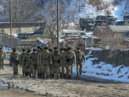 جنود أذربيجانيون قرب آليات عسكرية في منطقة كالباجار المحيطة بإقليم ناجورنو قرع باغ - 21 ديسمبر 2020 - REUTERS