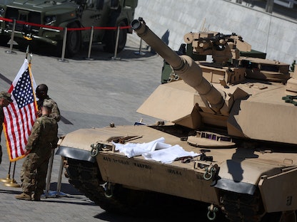 جنود أميركيون أمام دبابة "M1 أبرامز" خلال المعرض العالمي للدفاعات الصناعية في بولندا. 5 سبتمبر 2022 - REUTERS