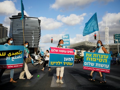 جانب من مظاهرة في تل أبيب تعارض ضم إسرائيل لأجزاء من الضفة الغربية المحتلة. إسرائيل - 18 يونيو 2020 - REUTERS