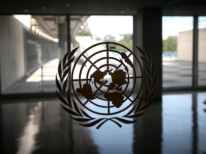 شعار الأمم المتحدة يظهر على نافذة مقرها في نيويورك بالولايات المتحدة - REUTERS