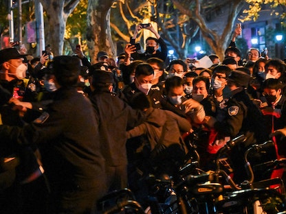 مواجهات بين الشرطة ومحتجين ضد قيود كورونا في مدينة شنغهاي بالصين. 27 نوفمبر 2022 - AFP