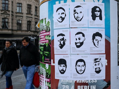 ملصقات تظهر صور ضحايا هجوم هاناو في ألمانيا، الذي نفذه محسوبون على اليمين المتطرف - AFP