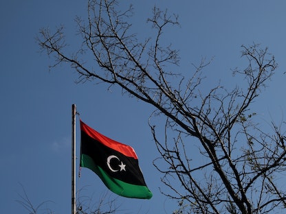علم ليبيا يرفرف فوق القنصلية الليبية في أثينا، اليونان- 6 ديسمبر 2019 - REUTERS