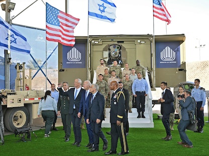 الرئيس الأميركي جو بايدن مع وزير الدفاع الإسرائيلي بيني جانتس ورئيس الوزراء الإسرائيلي يائير لبيد في مطار بن جوريون قرب تل أبيب في 13 يوليو 2022 - AFP