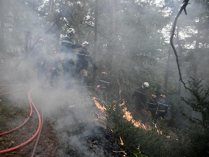  رجال إطفاء يكافحون الحرائق في مستجول جنوبي فرنسا. 9 أغسطس 2022 - AFP