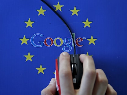 شعار جوجل وعلم الاتحاد الأوروبي على "ماوس باد" في سراييفو بالبوسنة والهرسك. 15 أبريل 2015 - REUTERS
