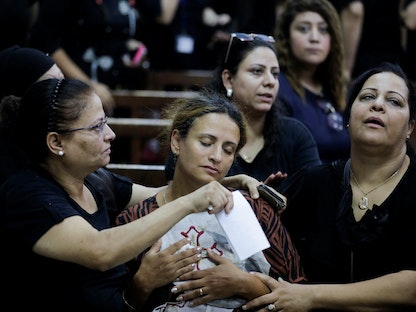 امرأة داخل كنيسة السيدة العذراء في الجيزة، تبكي طفلها الذي توفي في حريق شب بكنيسة أبو سيفين بالجيزة- مصر - 14 أغسطس 2022 - REUTERS