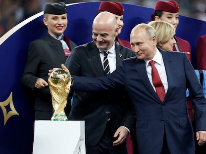 الرئيس الروسي فلاديمير بوتين رفقة جياني إنفانتينو رئيس الاتحاد الدولي لكرة القدم في نهائي كأس العالم 2018 - REUTERS
