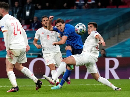 لاعب منتخب إيطاليا فيديريكو كييزا يسجل هدفاً في شباك إسبانيا في نصف نهائي يورو 2020  - Pool via REUTERS