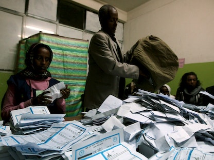 عملية فرز الأصوات نهاية التصويت في الانتخابات الإثيوبية، أديس أبابا، 24 مايو 2015. - REUTERS