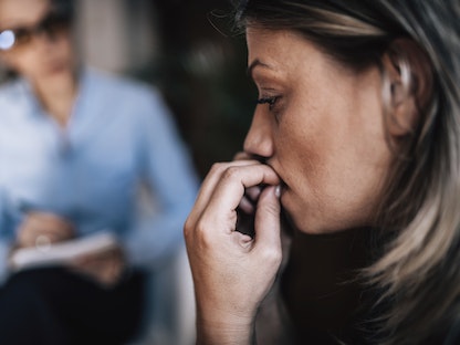 امرأة تعاني من اضطراب القلق تتحدث إلى أخصائية صحة عقلية - Science Photo Library via AFP