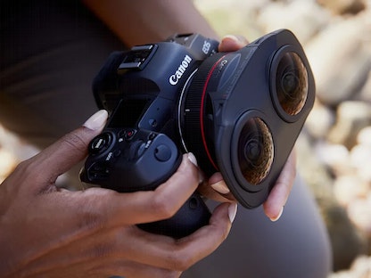 كاميرا "كانون EOS R5" التي تصور بجودة 8K بصحبة العدسة المزدوجة الجديدة المخصصة لإنتاج محتوى VR - Canon