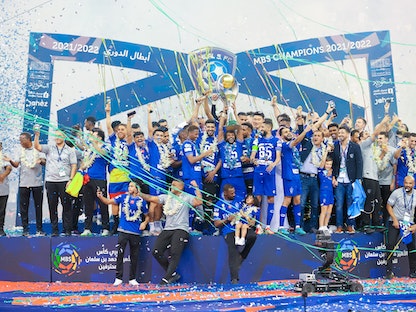 لاعبو الهلال يحملون دوري كأس الأمير محمد بن سلمان - 27 يونيو 2022. - twitter/@Alhilal_FC