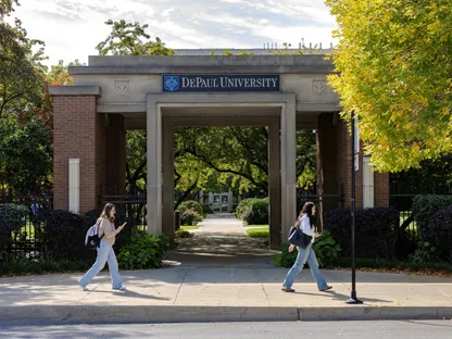 طلاب يسيرون خارج حرم جامعة دي بول في شيكاجو بولاية إلينوي- 2 أكتوبر 2025 - Reuters