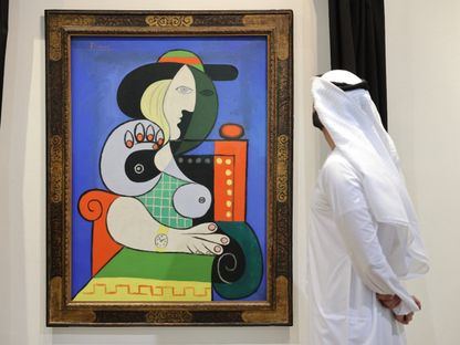 وزير الثقافة الإماراتي الشيخ سالم بن خالد القاسمي يقف بجانب لوحة بيكاسو "سيدة دو لامونتير". 25 سبتمبر 2023 - AFP