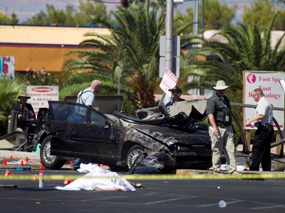 صورة أرشيفية لشرطة مدينة لاس فيجاس وهي تحقق في اصطدام سيارة بمحطة للحافلات، 13 سبتمبر 2012 - Reuters