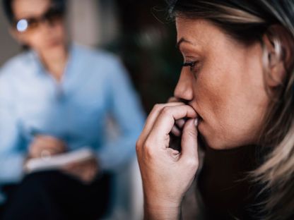 امرأة تعاني من اضطراب القلق تتحدث إلى أخصائية صحة عقلية. 10 يونيو 2020 - Science Photo Library via AFP
