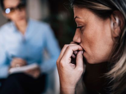امرأة تعاني من اضطراب القلق تتحدث إلى أخصائية صحة نفسية - Science Photo Library via AFP