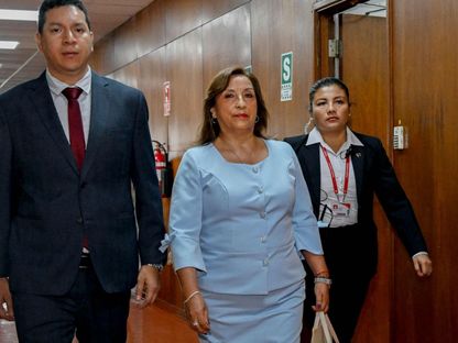رئيسة بيرو دينا بولوارتي (وسط ) وهي تصل لإجراء مقابلة مع المدعي العام في البلاد باتريشيا بينافيدس في ليما. 7 مارس 2023 - AFP
