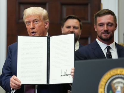 الرئيس الأميركي دونالد ترمب يوقع أمراً تنفيذياً في البيت الأبيض، 31 يوليو 2025 - Bloomberg