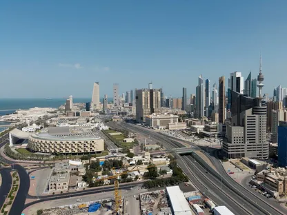 هجوم إيراني بمسيرة يشعل حريقاً في خزانات وقود مطار الكويت الدولي