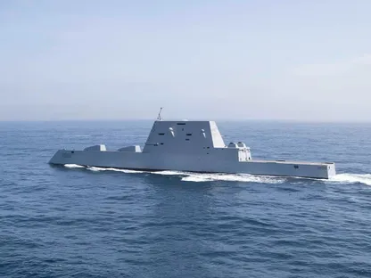 المدمرة الموجهة بالصواريخ من فئة زوموالت يو إس إس زوموالت (DDG 1000) تبحر في المحيط الهادئ. 10 أبريل 2022 - surfpac.navy.mil