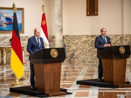 الرئيس المصري عبد الفتاح السيسي والمستشار الألماني أولاف شولتز خلال مؤتمر صحافي في القاهرة. 18 أكتوبر 2023 - AFP