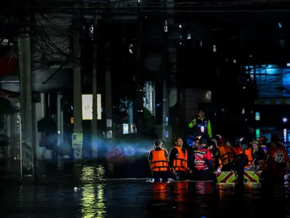 تايلندا.. جسر جوي لإغاثة المنكوبين مع ارتفاع حصيلة ضحايا الفيضانات