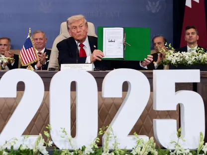 الرئيس الأميركي دونالد ترمب يحمل وثيقة السلام التي وقعها في مدينة شرم الشيخ المصرية. 13 أكتوبر 2025 - REUTERS