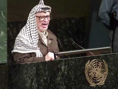رئيس السلطة الفلسطينية ياسر عرفات يلقي كلمة أمام الجمعية العامة للأمم المتحدة في مقر الأمم المتحدة بنيويورك. 11 نوفمبر 2001 - REUTERS