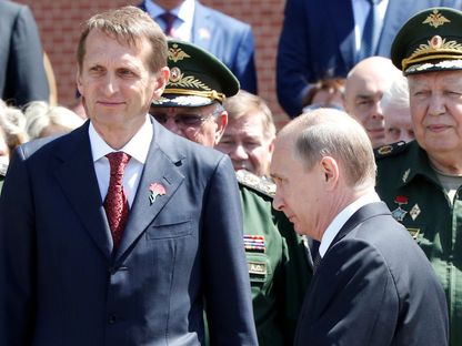 رئيس جهاز الاستخبارات الخارجية الروسي سيرجي ناريشكين إلى جانب الرئيس فلاديمير بوتين في موسكو. 22 يونيو 2016 - REUTERS