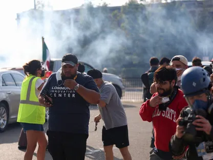 متظاهرون خلال مواجهة مع ضباط إدارة الهجرة والجمارك الأميركية في حي ليتل فيليج في شيكاجو بولاية إلينوي الأميركية. 4 أكتوبر 2025 - reuters