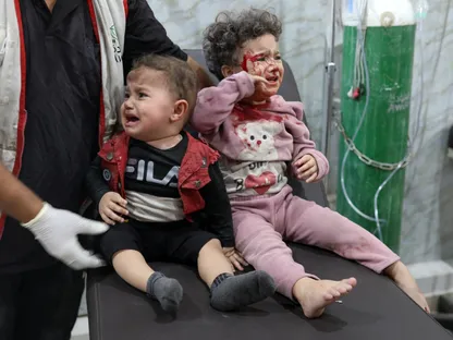 أطفال فلسطينيون يتلقون الرعاية الطبية في مستشفى العودة عقب غارة جوية إسرائيلية في مدينة غزة. 22 نوفمبر 2025 - Reuters