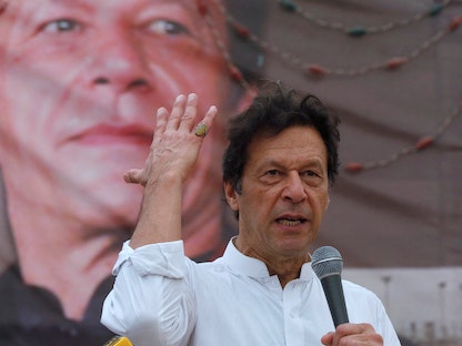 رئيس الوزراء الباكستاني عمران خان خلال خطاب أمام أنصاره في كاراتشي - باكستان - 17 مارس 2022 - REUTERS