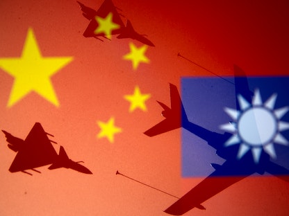 رسم توضيحي يُظهر العلم الصيني والعلم التايواني إلى جانب طائرات عسكرية- 9 أبريل 2021 - REUTERS
