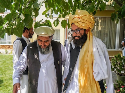 وفد من طالبان بقيادة أنس حقاني (يمين) يلتقي بمسؤولين سابقين في الحكومة الأفغانية - 18 أغسطس 2021  - AFP