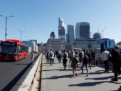 أشخاص يسيرون على جسر لندن خلال إضراب السكك الحديد الوطنية في لندن - 22 يونيو 2022  - REUTERS