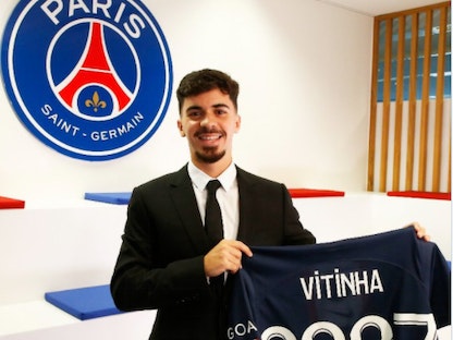 باريس سان جيرمان الفرنسي يقدم لاعبه الجديد البرتغالي فيتينيا - psg.fr