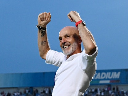 ستيفانو بيولي المدير الفني لميلان الإيطالي يحتفل بعد تتويج فريقه بلقب الدوري - REUTERS