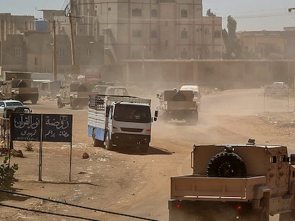 عربات مدرعة تابعة إلى الجيش السوداني تسير في أحد شوارع الخرطوم وسط الاشتباكات مع قوات الدعم السريع. 26 يونيو 2023 - AFP