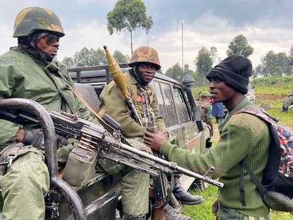 عناصر جيش الكونغو خلال عملية عسكرية في مقاطعة كيفو بشمال البلاد إثر تجدد القتال مع المتمردين- 9 يونيو 2022 - REUTERS
