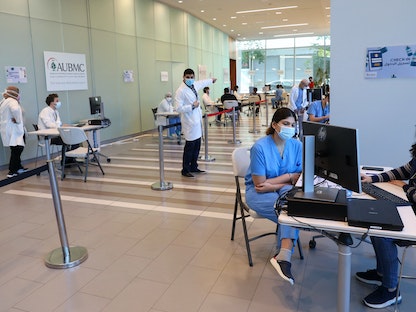 لبنانيون يتلقون لقاح فايرز المضاد لكورونا في المركز الطبي للجامعة الأميركية في بيروت، في 14 فبراير 2021 - AFP