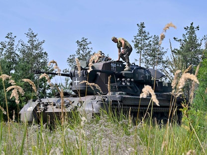عدد من الجنود الأوكرانيين خلال تدريبات على آليات عسكرية ألمانية في منطقة العاصمة كييف. 24 يوليو 2023 - AFP